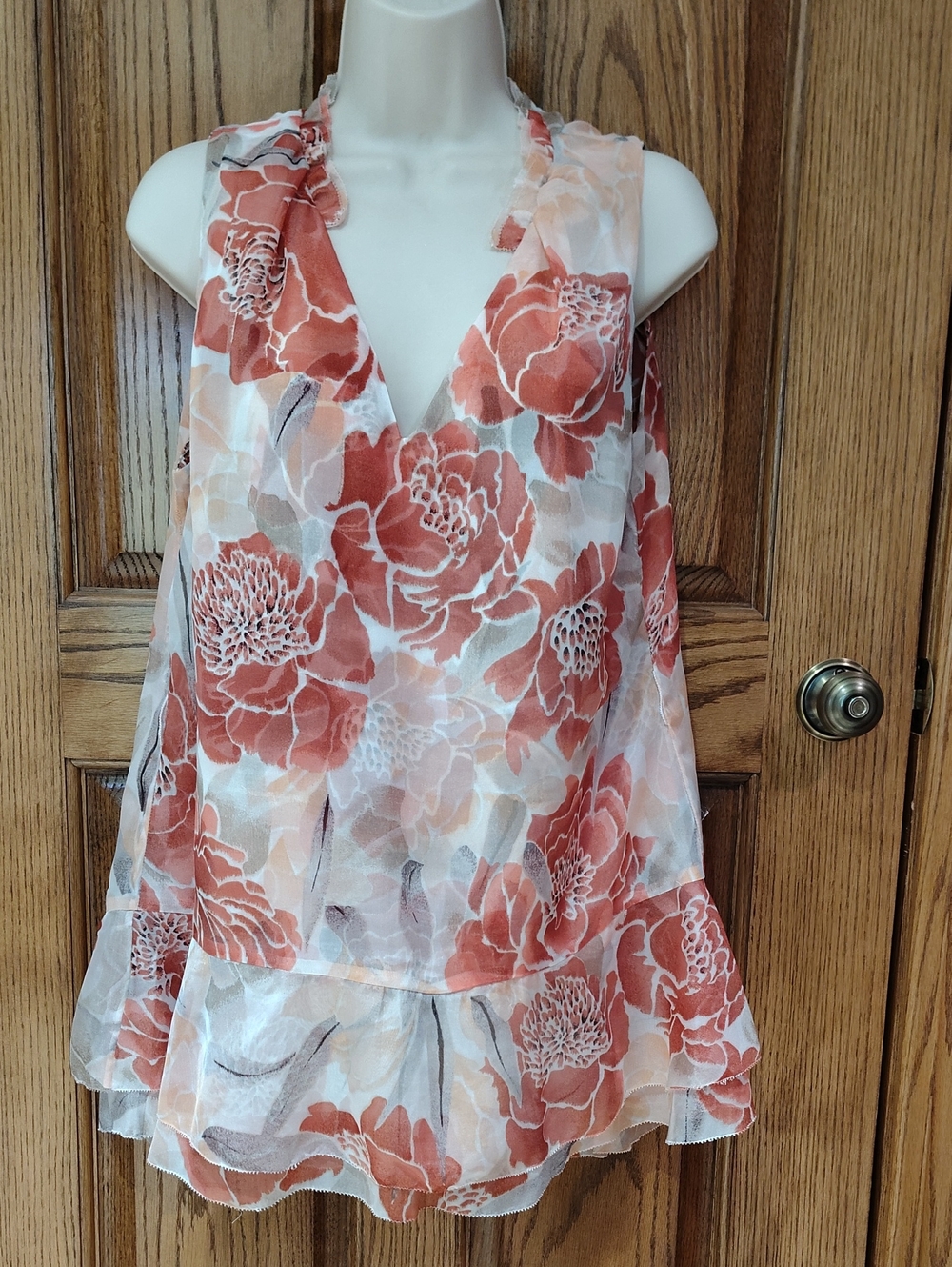 Lovely WHBM Coral & Cream Floral Sleeveless V-Neck Top with Ruffle Bottom M